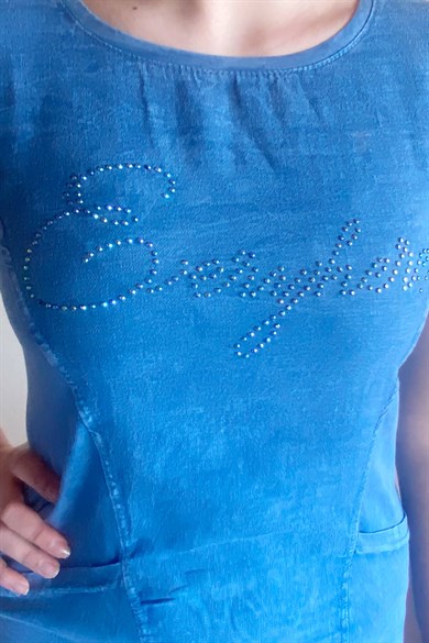 Kadın Önü Yazılı Taşlarla Süslenmiş Mavi Elbise